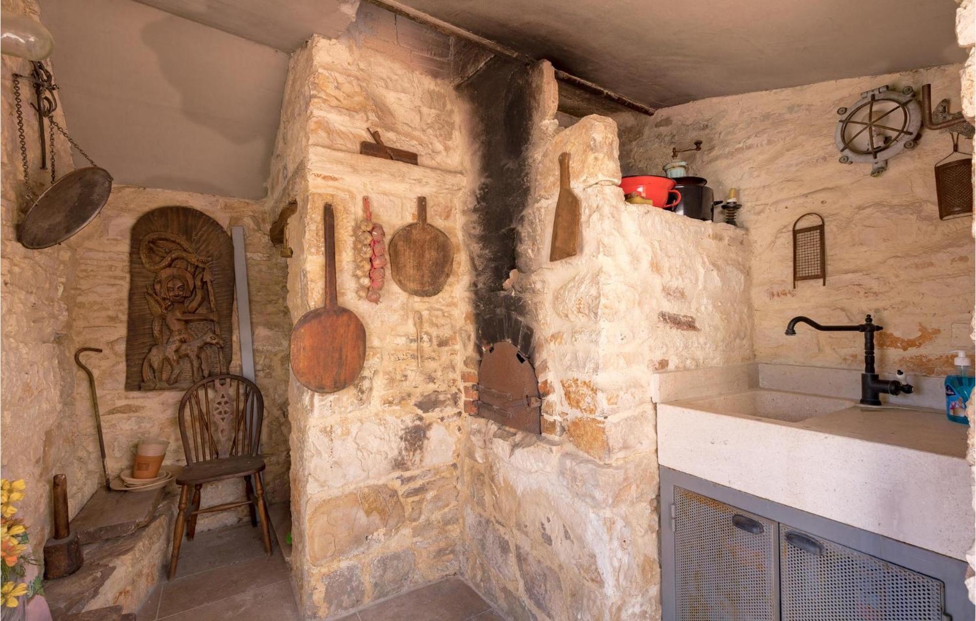 Amazing Home In Foli With Kitchen Exteriör bild